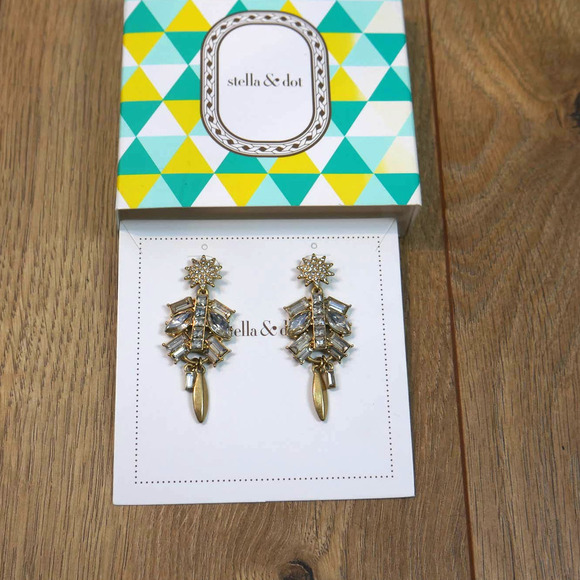 Stella & Dot Campbell Chandelier Vintage Gold Earrings NEW - Picture 1 of 6